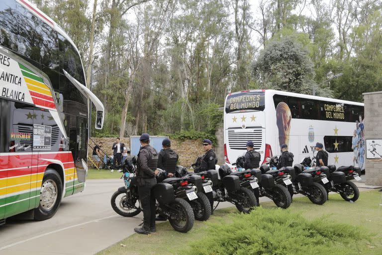 Hinchas esperando la salida de la Selección Argentina en el predio de la AFA en Ezeiza