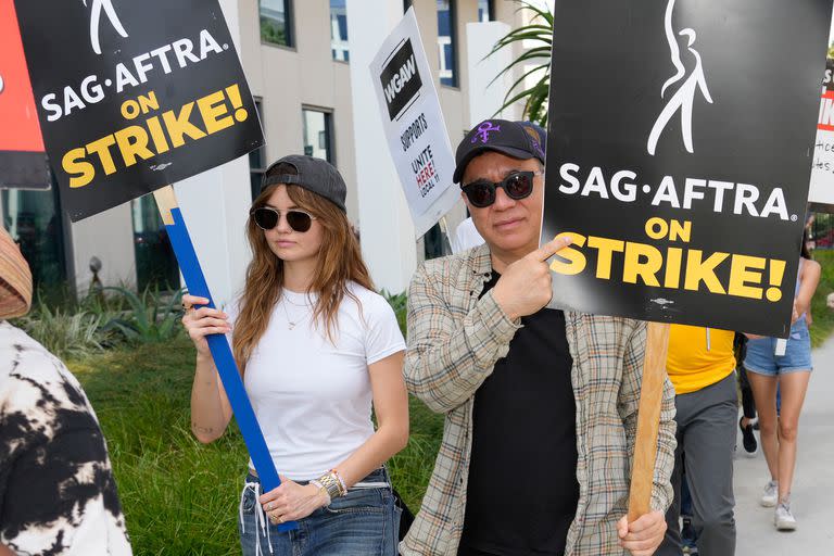 Debby Ryan y Fred Armisen, en un piquete frente a los estudios de Netflix, en Los Ángeles