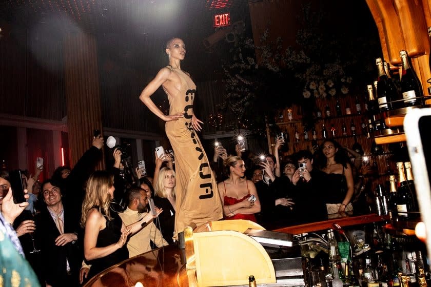 It's more fun after the Met Gala recap: After Parties Backstage... Not only did they stand on the table and dance, but some secretly fell in love ?