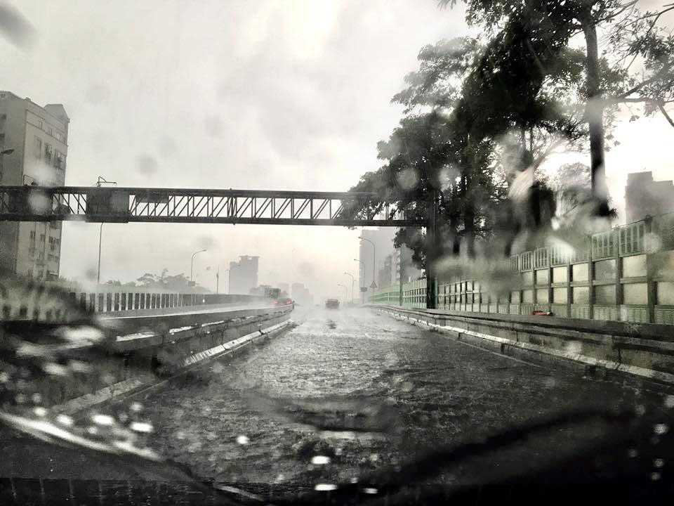 今天下午大台北地區降下豪雨，本刊記者直擊建國高架橋已經積水，車輛得慢速通過。