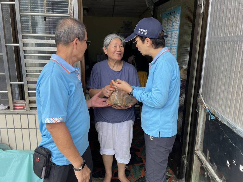 花蓮縣府推動獨居長者關懷 花蓮縣超過半數鄉鎮市長者人口數超過2成，縣府推 出動獨居長者關懷，包含電話問安、到府關懷及陪伴 等服務。 （民運里長、志工林美靜提供） 中央社記者張祈傳真  113年6月21日 