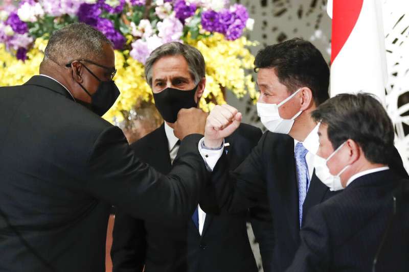 美國國防部長奧斯丁（左）、國務卿布林肯，16日與日本外務大臣茂木敏充、防衛大臣岸信夫（右）舉行美日「2+2會議」。（由左至右，美聯社）