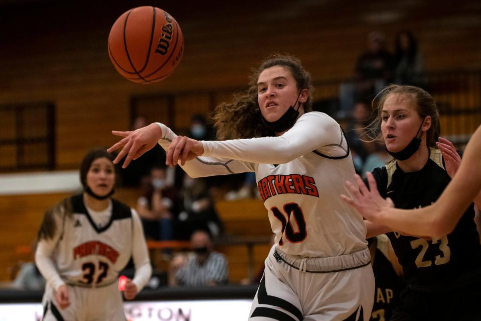 Washington's Claire McDougall passes the ball during a home game against Dunlap on Dec. 10, 2021. The Washington Panthers beat the Eagles 48-31.