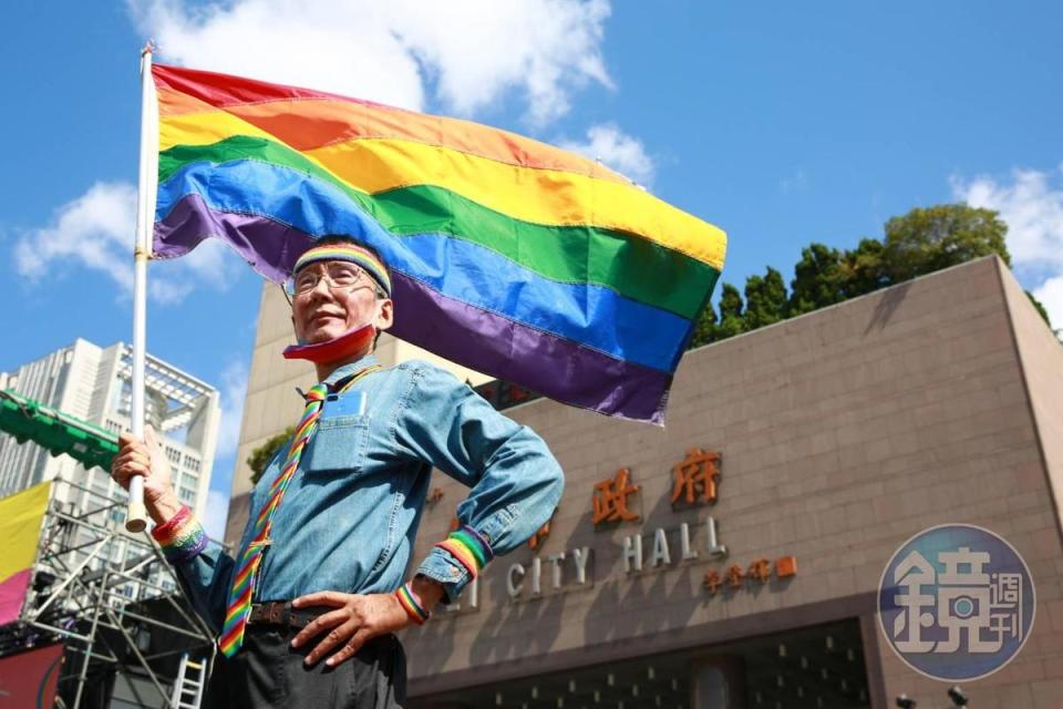 「台灣首位公開出櫃的男同志」祁家威今也沒缺席，在遊行現場高舉彩虹旗。