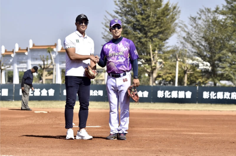 徐生明盃韓國教練神似高國輝  季軍戰開球合體 第11屆徐生明國際少棒錦標賽有2支韓國球隊參賽， 其中順天南山隊總教練孟鎮國（右）神似台灣球星高 國輝（前左），主辦單位28日特地邀請高國輝擔任季 軍戰開球貴賓，並安排孟鎮國擔任接球捕手，讓這對 「異國兄弟」能同場秀一手。 （大會提供） 中央社記者謝靜雯傳真  112年11月28日 