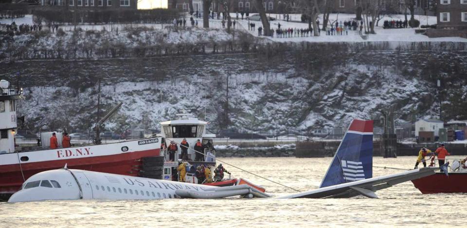 10 Dramatic Photos from 2009's Miracle on the Hudson Plane Landing