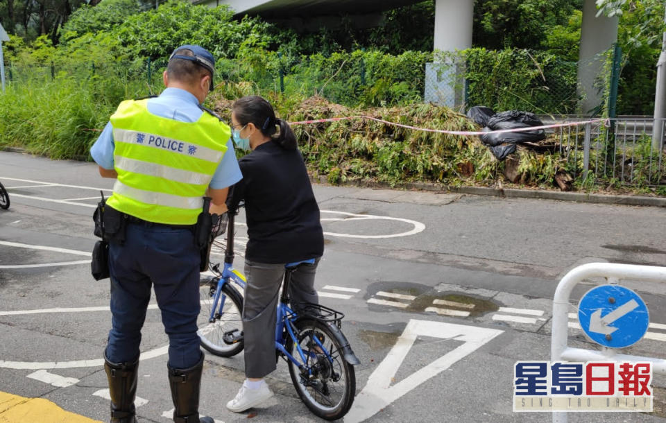 警方在大埔區內打擊單車違例及向市民派發教育宣傳單張。 警方圖片