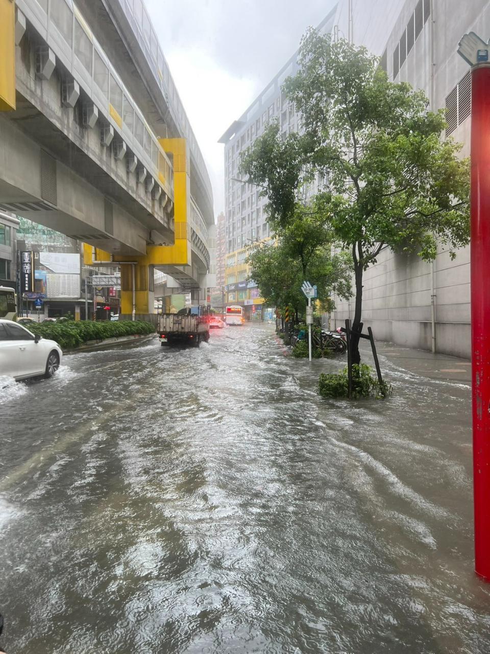 雨彈炸雙北，多處積淹水。讀者提供