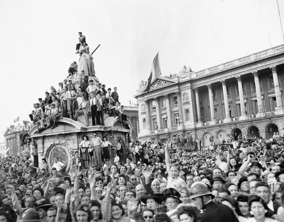 Los parisinos, locos de alegría, participan desfile gigantesco del 27 de agosto de 1944 para celebrar el final de la ocupación nazi y honrar al general Charles de Gaulle. (Foto: Peter J. Carroll / AP).