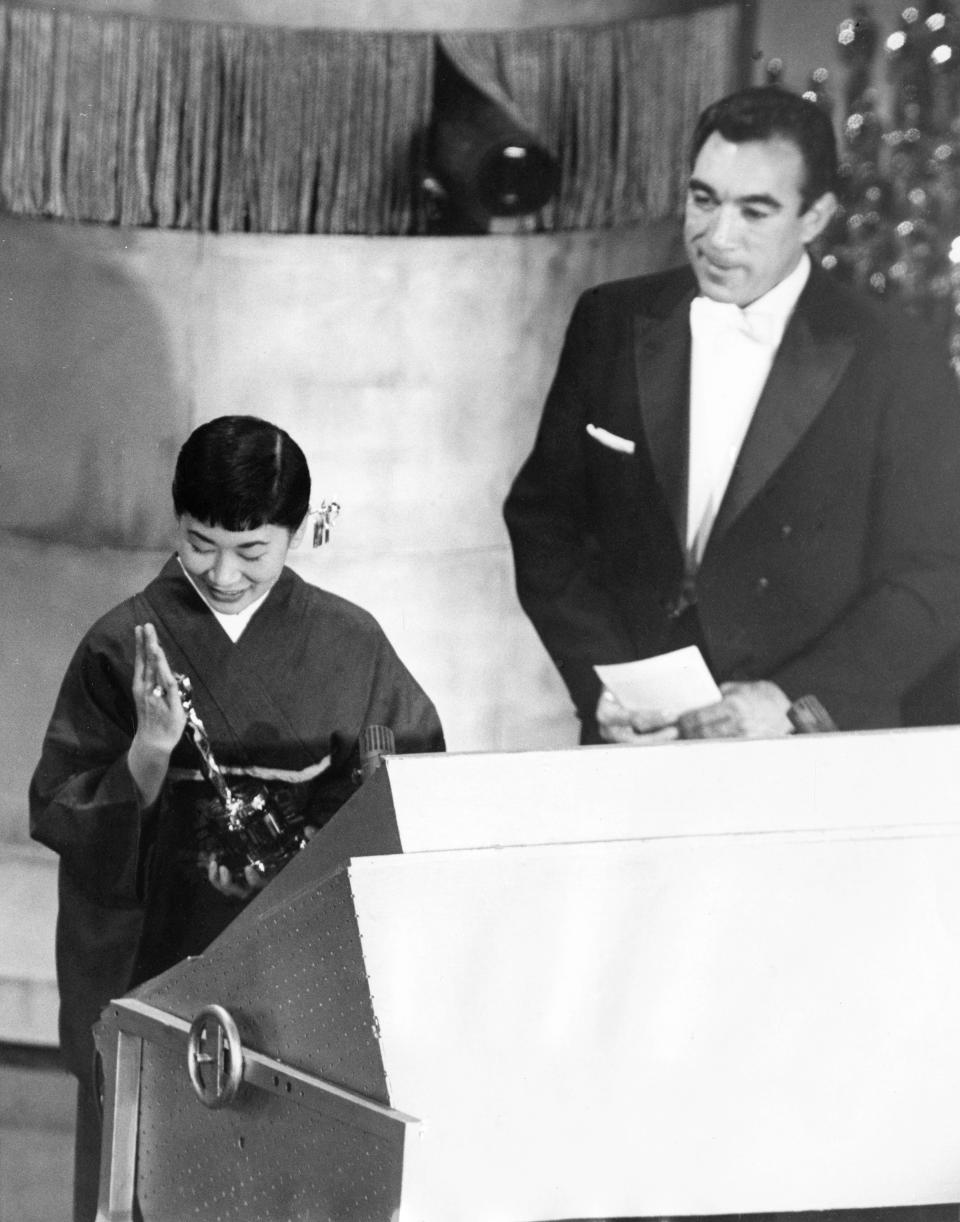 ARCHIVO – La actriz japonesa Miyoshi Umeki recibe el Premio de la Academia a mejor actriz de reparto por su papel en "Sayonara", mientras el presentador Anthony Quinn la mira en los Premios de la Academia en Los Angeles el 26 de marzo de 1958. Umeki es la primera persona de Japón en ganar un Oscar. (Foto AP)