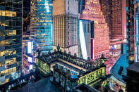 St. Cloud. Sin duda, ¡uno de los mejores rooftop bars que puedes visitar! Pues tiene vistas hacia la espectacular y prestigiosa avenida de Times Square. Está en la azotea del hotel Knickerbocker y tiene un amplio menú de cocteles, cervezas artesanales y exquisitos platillos, como indica su sitio oficial. ¡Toda una mezcla de sofisticación y entretenimiento! - Foto: facebook.com/theknickNYC