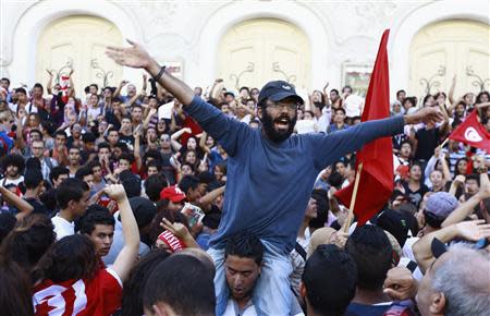 Protesters shout slogans during a demonstration to call for the departure of the Islamist-led ruling coalition in Avenue Habib-Bourguiba in central Tunis October 23, 2013. REUTERS/Anis Mili