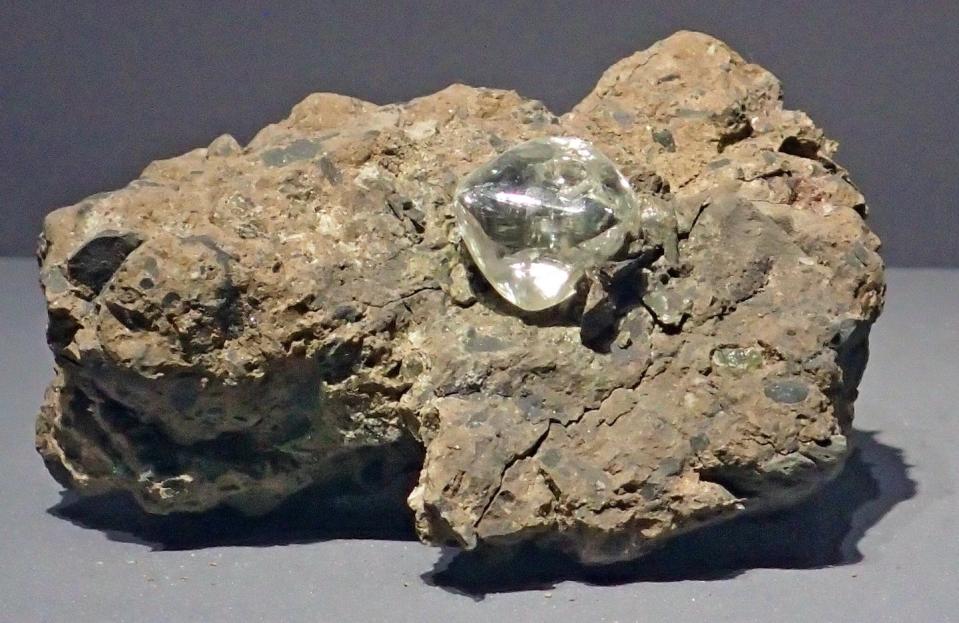 Diamant sur kimberlite (collection du Muséum national d’histoire naturelle), une roche volcanique ayant permis la remontée de la pierre précieuse formée dans le manteau terrestre. N. Charles, Fourni par l'auteur