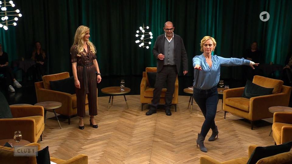 Die wichtigsten Jazzdance-Schritte hat Caren Miosga (rechts, mit Carolin Matzko und Hannes Ringlstetter) immer noch drauf, wie sie im Studio demonstrierte. (Bild: ARD / BR)