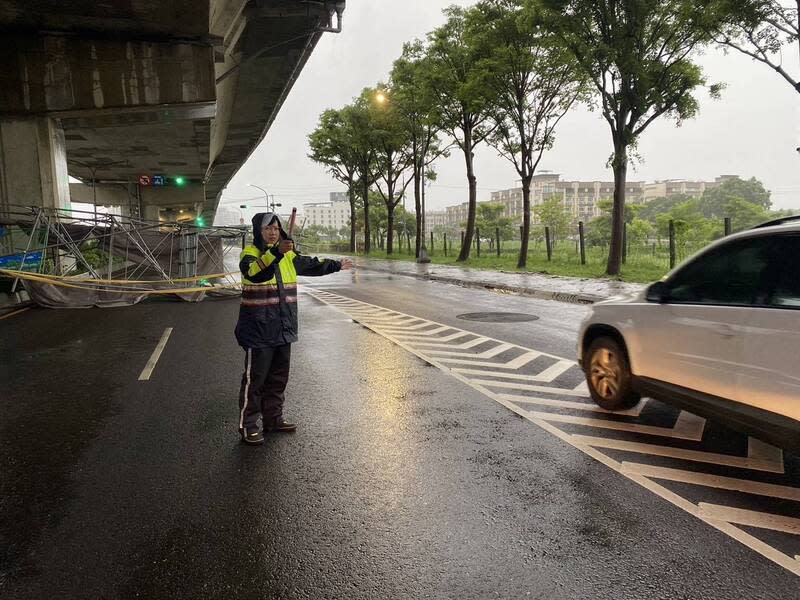 颱風來襲  高雄橋墩鷹架倒塌 颱風山陀兒直逼南台灣，高雄市2日午後風雨漸增、 多地傳出零星災情，其中在鳳山區的台88線橋墩工程 發生鷹架倒塌，警方到場拉起封鎖線並引導車流。 （高雄市鳳山警分局提供） 中央社記者洪學廣傳真  113年10月2日 