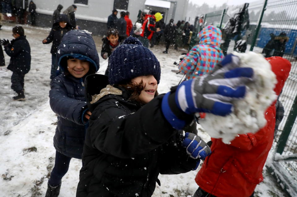 Las fotos tiernas de la frontera de Polonia: niños jugando con la nieve