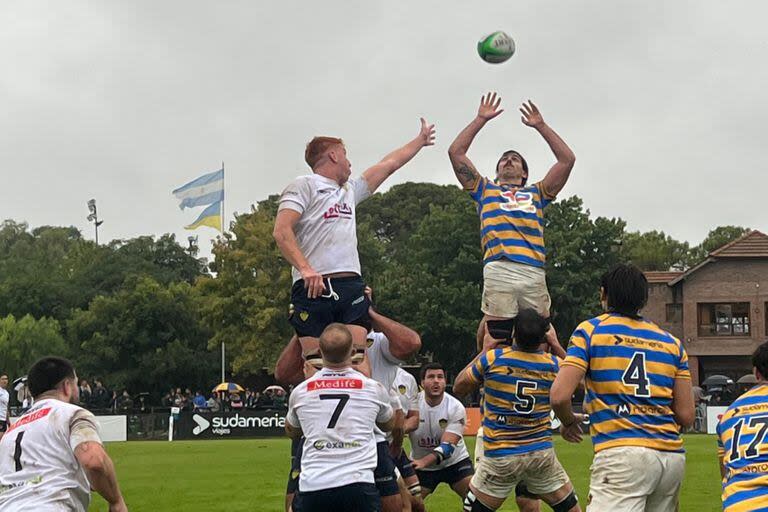 Francisco Ploder no llega a robarle el line a Tomás Scallan, de Hindú; Regatas fue una piedra en un zapato para un equipo que sigue en recambio de jugadores pero que siempre se las arregla para ser muy competitivo.