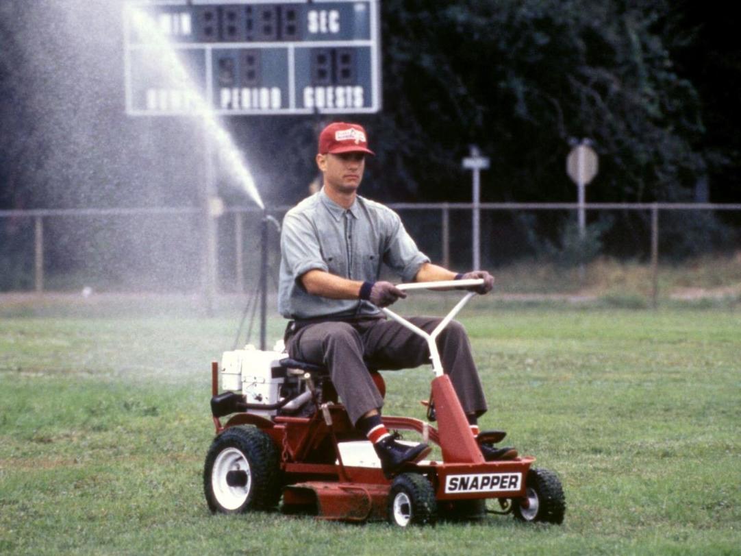 Tom Hanks Film: Forrest Gump (USA 1994) Characters: Forrest Gump  Director: Robert Zemeckis 23 June 1994   **WARNING** This Photograph is for editorial use only and is the copyright of PARAMOUNT and/or the Photographer assigned by the Film or Production Company and can only be reproduced by publications in conjunction with the promotion of the above Film. A Mandatory Credit To PARAMOUNT is required. The Photographer should also be credited when known. No commercial use can be granted without written authority from the Film Company.