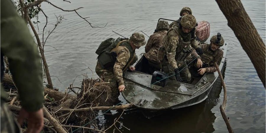 Ukrainian soldiers on the left bank of the Dnipro River in Kherson Oblast