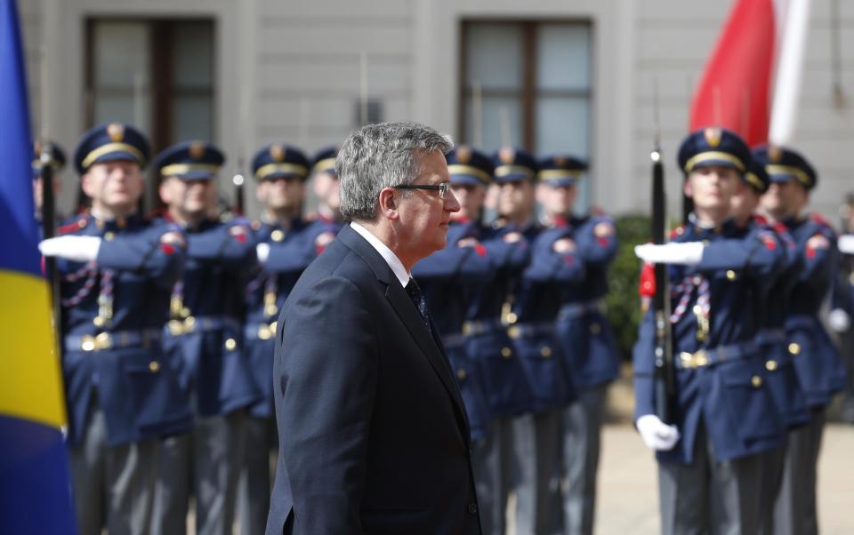 President of Poland Bronislaw Komorowski inspects the guard of honor upon his arrival for a meeting on the 5th anniversary of the Eastern Partnership at the Prague Castle in Prague, Czech Republic, Thursday, April 24, 2014. (AP Photo/Petr David Josek)