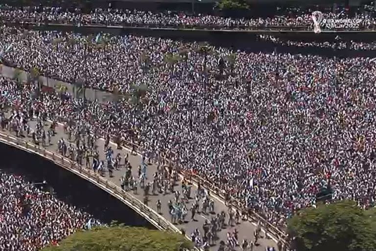 Los hinchas coparon la autopista a la altura de la 9 de Julio, pero el ómnibus nunca llegó hasta ahí