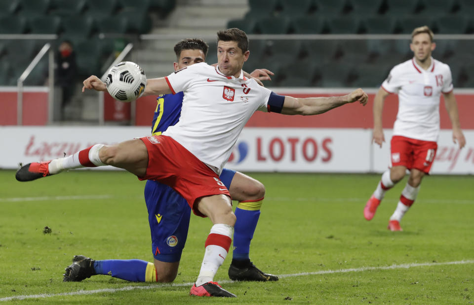 ARCHIVO - El delantero polaco Robert Lewandowski (centro) anota un gol contra Andora en un partido amistoso en Varsovia, el 28 de marzo de 2021. (AP Foto/Czarek Sokolowski)