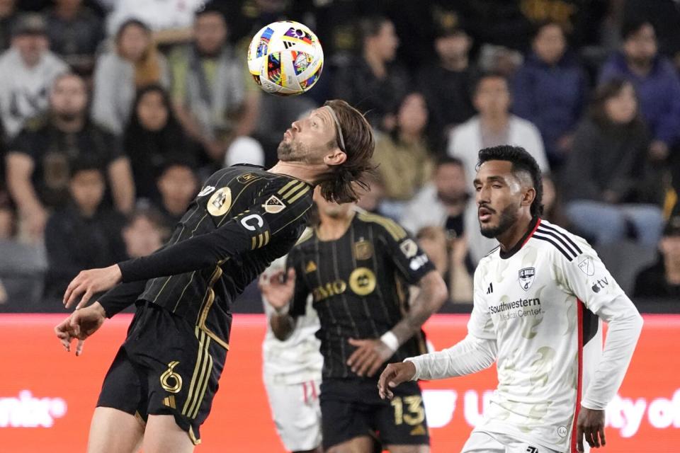 El mediocampista del LAFC Ilie Sánchez, izquierda, cabecea el balón frente al delantero del FC Dallas Jesús Ferreira.