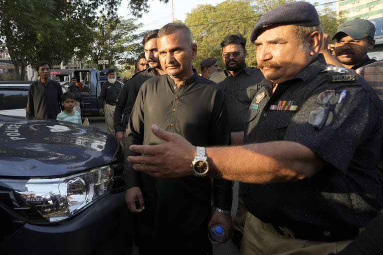 Agentes de policía detienen a un partidario del ex primer ministro de Pakistán, Imran Khan, fuera del Tribunal Superior de Sindh, donde llegó a Karachi, Pakistán
(AP Photo/Fareed Khan)
