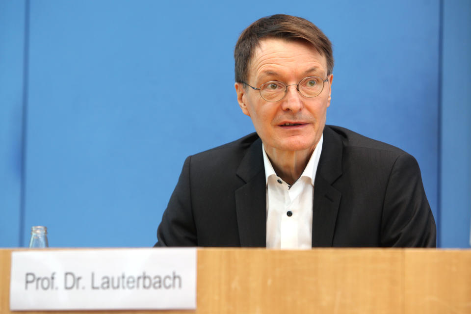 Karl Lauterbach bei einer Pressekonferenz im März (Bild: Mika Schmidt/Pool/Getty Images)