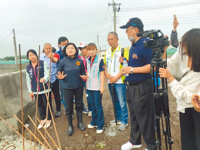 雲林縣長張麗善（左四）23日親自到西螺魚寮一號橋現場說明工程延宕原因，與縣府補救做法。（周麗蘭攝）