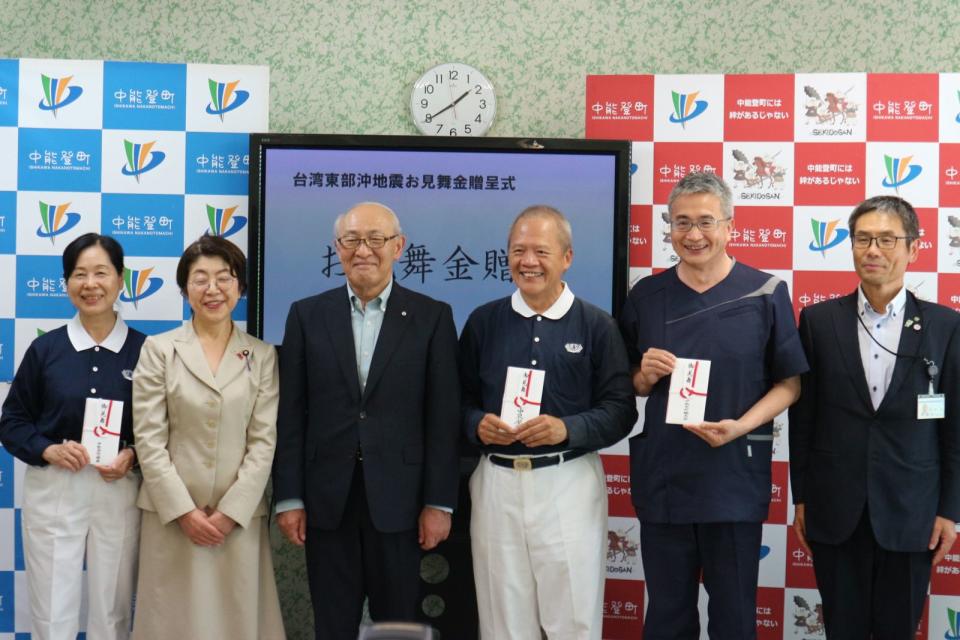 日方代表與慈濟日本分會執行長許麗香合影接受善的回饋。（慈濟基金會提供）