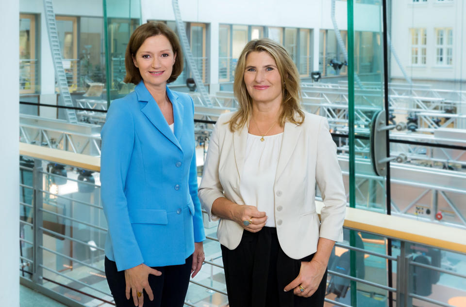 Die Moderatorinnen Bettina Schausten (ZDF) und Tina Hassel (ARD) führten durch den Polit-Talk. Foto: ARD-Hauptstadtstudio/ZDF/Svea Pietschmann