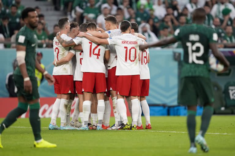 Luego de derrotar a Arabia Saudita y empatar contra México, Polonia es por el momento el primer clasificado del grupo C con cuatro puntos (AP Photo/Darko Vojinovic)