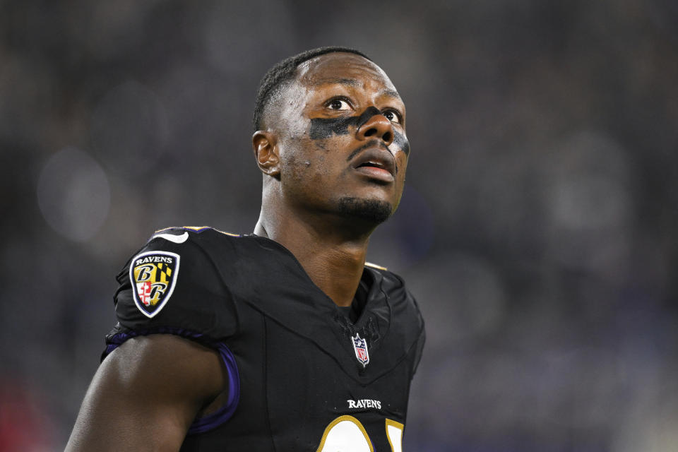 Baltimore Ravens cornerback Brandon Stephens kijkt toe tijdens de tweede helft van een NFL-voetbalwedstrijd tegen de Cincinnati Bengals, donderdag 16 november 2023, in Baltimore.  (AP Foto/Terrance Williams)