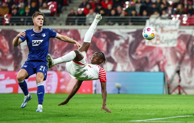 Leipzig's Amadou Haidara (R) and Hoffenheim's Marius Buelter battle for the ball during the German Bundesliga soccer match between RB Leipzig and TSG 1899 Hoffenheim at the Red Bull Arena. Jan Woitas/dpa