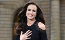 Schauspielerin Andie MacDowell ist bereits 63 und beweist immer noch regelmäßig bei Filmpremieren, dass sie zurecht als Werbegesicht für einen Kosmetikkonzern zur Verfügung steht. (Bild: Pascal Le Segretain/Getty Images)