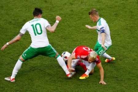 Football Soccer - Wales v Northern Ireland - EURO 2016 - Round of 16 - Parc des Princes, Paris, France - 25/6/16 Wales' Aaron Ramsey in action with Northern Ireland's Kyle Lafferty and Steven Davis REUTERS/Christian Hartmann Livepic