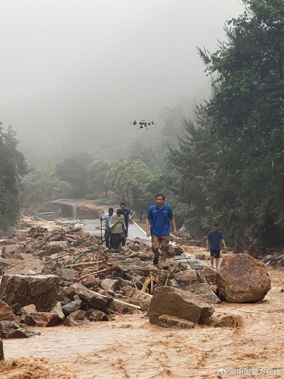 廣東暴雨成災，警方使用無人機尋找受困民眾。（翻攝自微博中國警方在線）