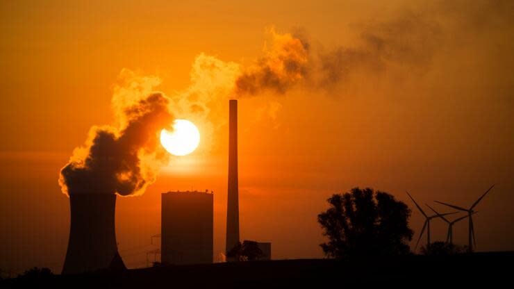 Die Sonne geht hinter dem Kohlekraftwerk Mehrum im Landkreis Peine auf. Foto: dpa