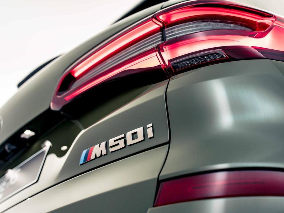 M Performance專屬鈰灰色外觀套件在M50i車型的水箱護罩、車後視鏡蓋、矩形排氣尾管以及車尾M50i車型銘牌等處處可見。
