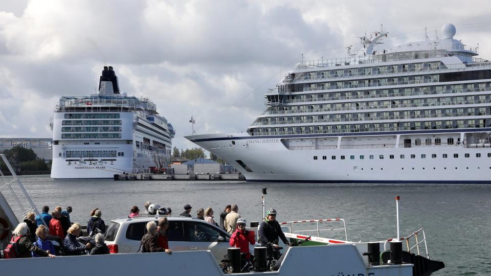 Kreuzfahrtschiffe am Passagierkai des Ostseebades Warnemünde (Archiv).