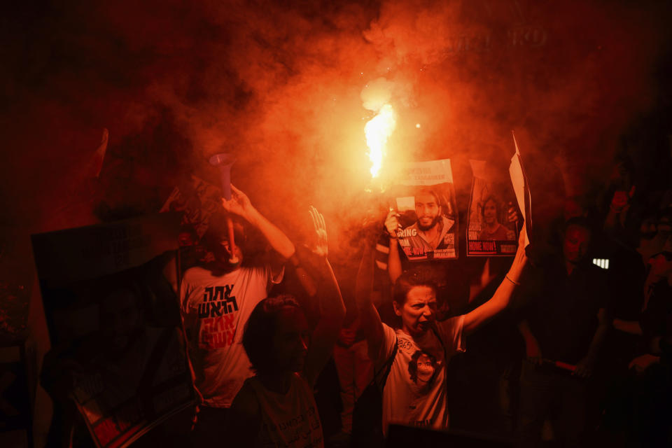 Menschen protestieren gegen die Regierung des israelischen Premierminister Netanjahu (Bild: Leo Correa/AP/dpa)