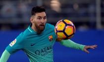 Football Soccer - Eibar v Barcelona - Spanish Liga Santander - Ipurua, Eibar, Spain - 22/01/2017 Barcelona's Lionel Messi eyes the ball. REUTERS/Vincent West