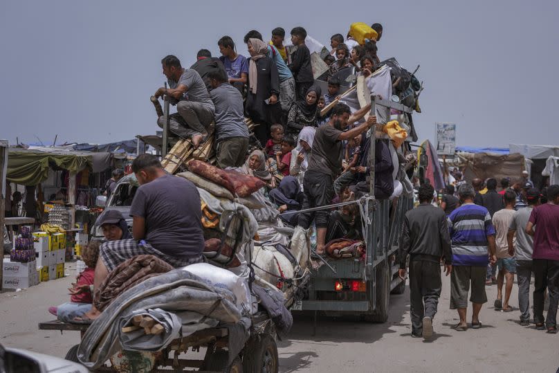 Palästinenser fliehen aus der südlichen Gaza-Stadt Rafah während einer israelischen Boden- und Luftoffensive in der Stadt am Dienstag, 28. Mai 2024.