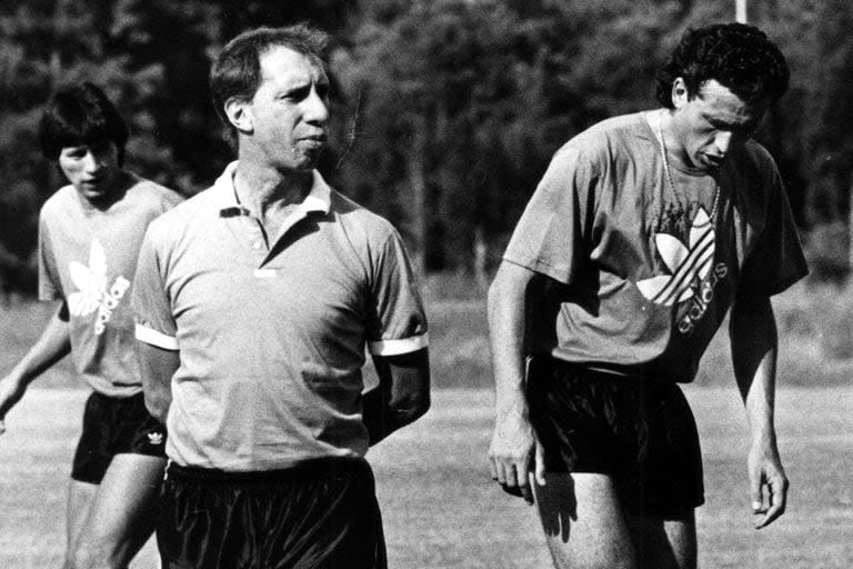 Carlos Bilardo y Jorge Valdano, en una práctica con la selección en 1990