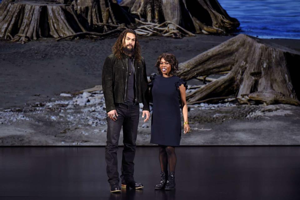 Los actores Jason Momoa y Alfre Woodard, en la presentación de Apple.