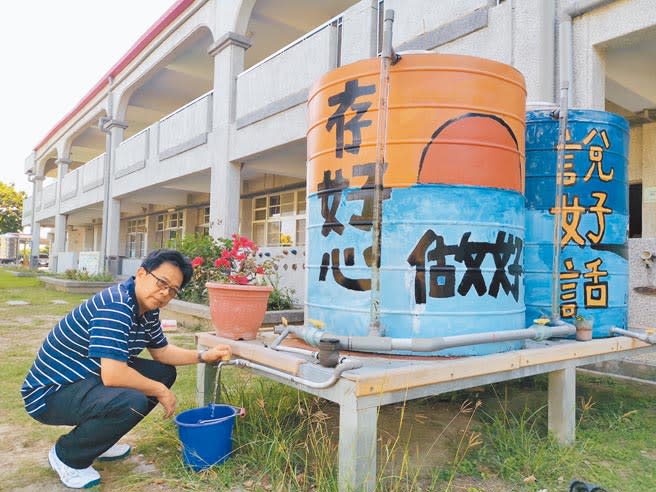 台南市七股國小以雨水撲滿的水澆灌學校花草與農場蔬果。（劉秀芬攝）