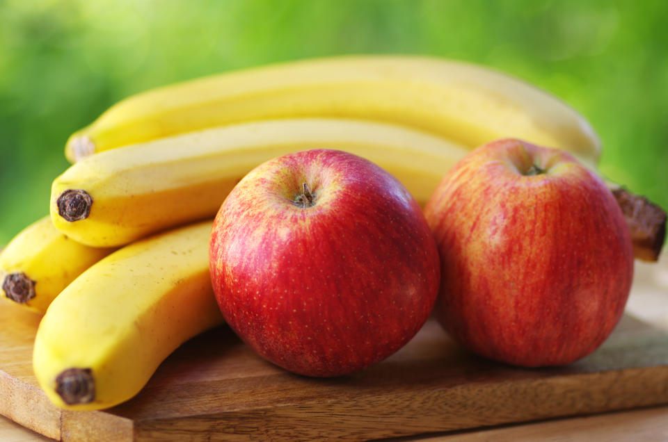 香蕉、蘋果不要放冰箱，否則會催熟其他蔬果，縮短保存期限。（圖／Getty Images）