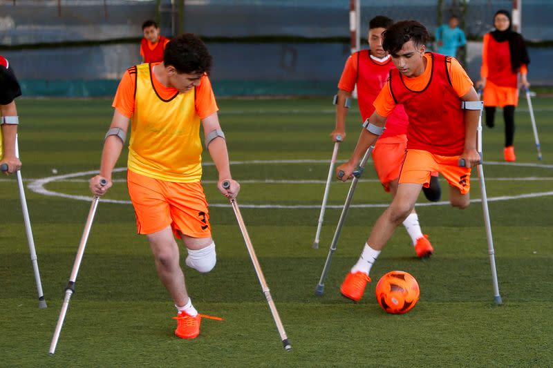 Jóvenes amputados vuelven a jugar al fútbol en Gaza tras alivio de restricciones por coronavirus