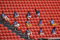 Los suplentes del Real Madrid en las gradas del estadio San Mamés durante el partido contra el Athletic Bilbao por la Liga de España en Bilbao, el domingo 5 de julio de 2020.